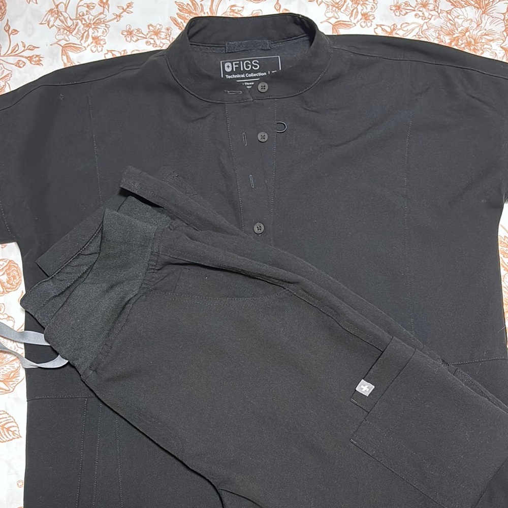 FIGS black scrub set